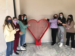 9ο Γυμνάσιο Λάρισας: Μια μεγάλη καρδιά για τον άνθρωπο και το περιβάλλον 