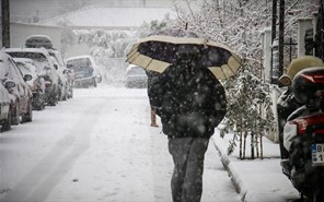 Πυκνή χιονόπτωση στην πόλη της Λάρισας 