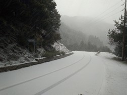 Κλειστός ο δρόμος Αμπελώνα-Δελερίων – Ξεκίνησε η χιονόπτωση στα ορεινά 
