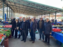 Στην αγορά των Φαρσάλων ο Δήμαρχος Μ. Εσκίογλου, αντάλλαξε ευχές με πολίτες