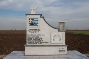Μνημείο για τον αδικοχαμένο ήρωα πιλότο στον Σταυρό Φαρσάλων