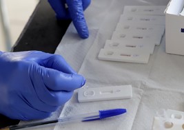 Καταργούνται τα υποχρεωτικά rapid test για τους ανεμβολίαστους 