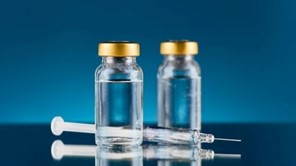 Kορωνοϊός: Ξεκινούν οι πρώτοι εμβολιασμοί με τα επικαιροποιημένα εμβόλια