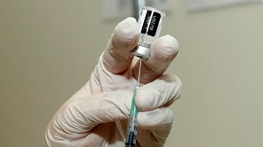 Κορωνοϊος: Ξεκινούν οι εμβολιασμοί με τα νέα εμβόλια – Σε ποιους συστήνεται