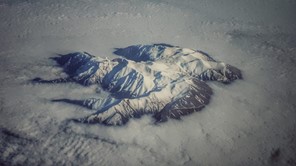 Ο χιονισμένος Όλυμπος ξεπροβάλλει μέσα απ' τα σύννεφα - Μαγική αεροφωτογραφία