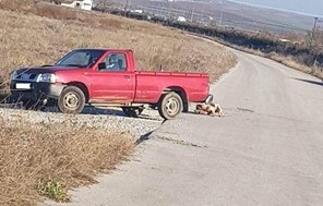 Eδεσε τον σκύλο πίσω από το αγροτικό και τον έσερνε στο δρόμο!