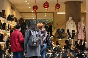 Τα τελευταία ψώνια της Πρωτοχρονιάς - Ανοιχτά μέχρι τις 6 μ.μ. τα εμπορικά στη Λάρισα 