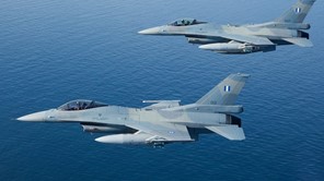 Τα F-16 της 337 προστάτευσαν το Σινούκ με την υφυπουργό Άμυνας και τον Α’ ΓΕΣ