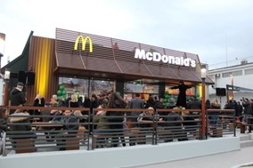 Eγκαινιάστηκε το εστιατόριο των McDonald’s στη Λάρισα (Eικόνες)
