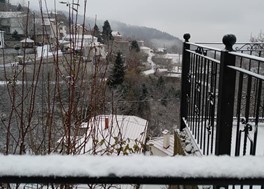 Χιόνια και χαμηλές θερμοκρασίες στα ορεινά της Λάρισας