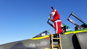 Με μαχητικό F-16 της ΠΑ προσγειώθηκε ο Άγιος Βασίλης στη Λάρισα