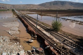 Θεσσαλία: Βομβαρδισμένο τοπίο ο σιδηρόδρομος μετά τη διπλή κακοκαιρία 