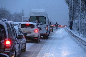 Eκλεισε η Αθηνών - Λαμίας - Εκατοντάδες οδηγοί στο έλεος του χιονιά