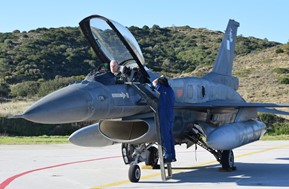 O Αρχηγός ΓΕΕΘΑ στη Σκύρο - Πέταξε με F-16 από την 110 ΠΜ (φωτο)