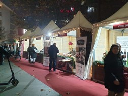 "Κερνάμε Λάρισα": Μια υπαίθρια Χριστουγεννιάτικη αγορά στην κεντρική πλατεία