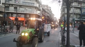 Με τα τρακτέρ στη Λάρισα διαδήλωσαν οι αγρότες (φωτο - βίντεο)