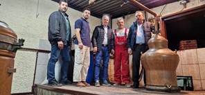 Στα καζαναριά ο Δήμαρχος Τεμπών Γ.Μανώλης - Ξεκίνησε η παραδοσιακή απόσταξη του τσίπουρου 