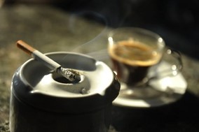 Έρευνα: Να τι κάνει ο συνδυασμός νικοτίνης και καφεΐνης το πρωί