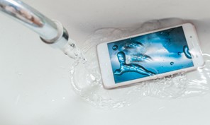 Κινητό στο νερό… Πώς θα σώσετε την πολύτιμη συσκευή σας