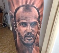 Ο Βαγγέλης Μόρας έκανε τατουάζ τον αδικοχαμένο αδελφό του (VIDEO)
