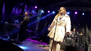H Ρένα Μόρφη τραγούδησε Καλή Χρονιά στην πλατεία του Φρουρίου