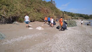 Εθελοντές καθάρισαν τις ακτές του Δήμου Αγιάς