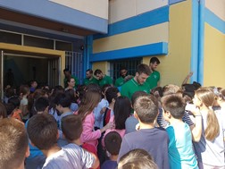  Παίκτες του Γυμναστικού μοίρασαν εισιτήρια σε σχολεία της Λάρισας