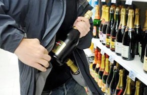 Έκλεβε αλκοολούχα ποτά από σούπερ μάρκετ της Λάρισας 