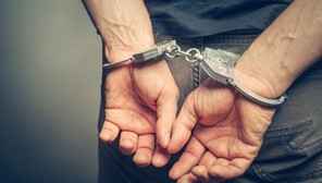 Χειροπέδες σε 42χρονο στην Ελασσόνα  - Εκκρεμούσε ένταλμα σύλληψης για βιασμό και αποπλάνηση ανηλίκου