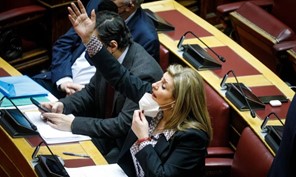 Χαμός στη Βουλή με Γεωργιάδη - Λιακούλη: Οι ίσες αποστάσεις και ο «κραταιός Νικόλας»
