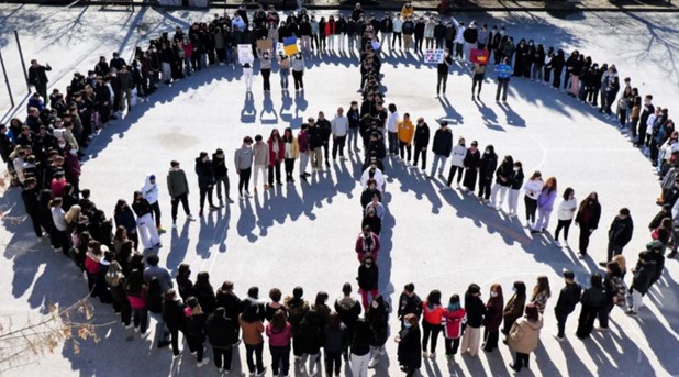 5ο Γυμνάσιο Λάρισας: Μαθητές σχημάτισαν το σήμα της ειρήνης 
