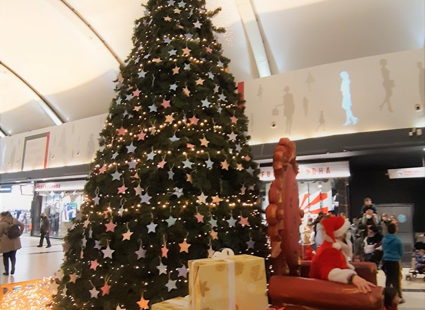 Fashion City Outlet: Με μια όμορφη γιορτή γεμάτη εκπλήξεις και χαμογελαστά πρόσωπα, άναψε το Χριστουγεννιάτικο Δέντρο 