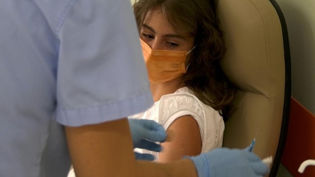 Λάρισα: Η Άρτεμις Γιαννακοπούλου η πρώτη 15χρονη που εμβολιάστηκε στην Θεσσαλία 