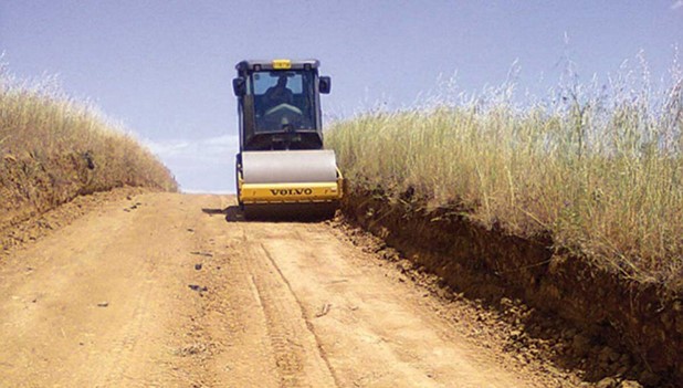 Αποκαθιστά αγροτικούς δρόμους στη Βερδικούσια η Περιφέρεια Θεσσαλίας