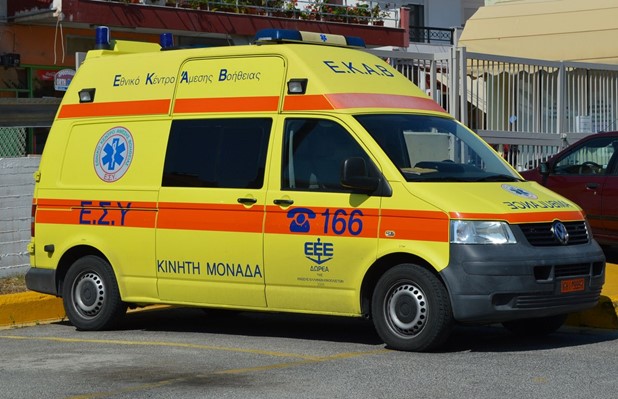 Τροχαίο με εγκλωβισμό έξω από τη Λάρισα - Στο νοσοκομείο ο οδηγός του ΙΧ