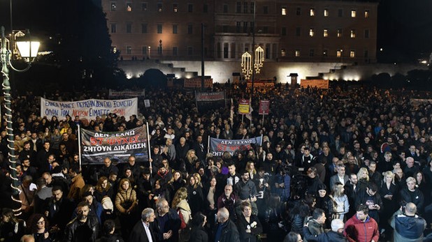 Διαμαρτυρία έξω από τη Βουλή για τα Τέμπη: "57 ψυχές ζητούν δικαίωση"